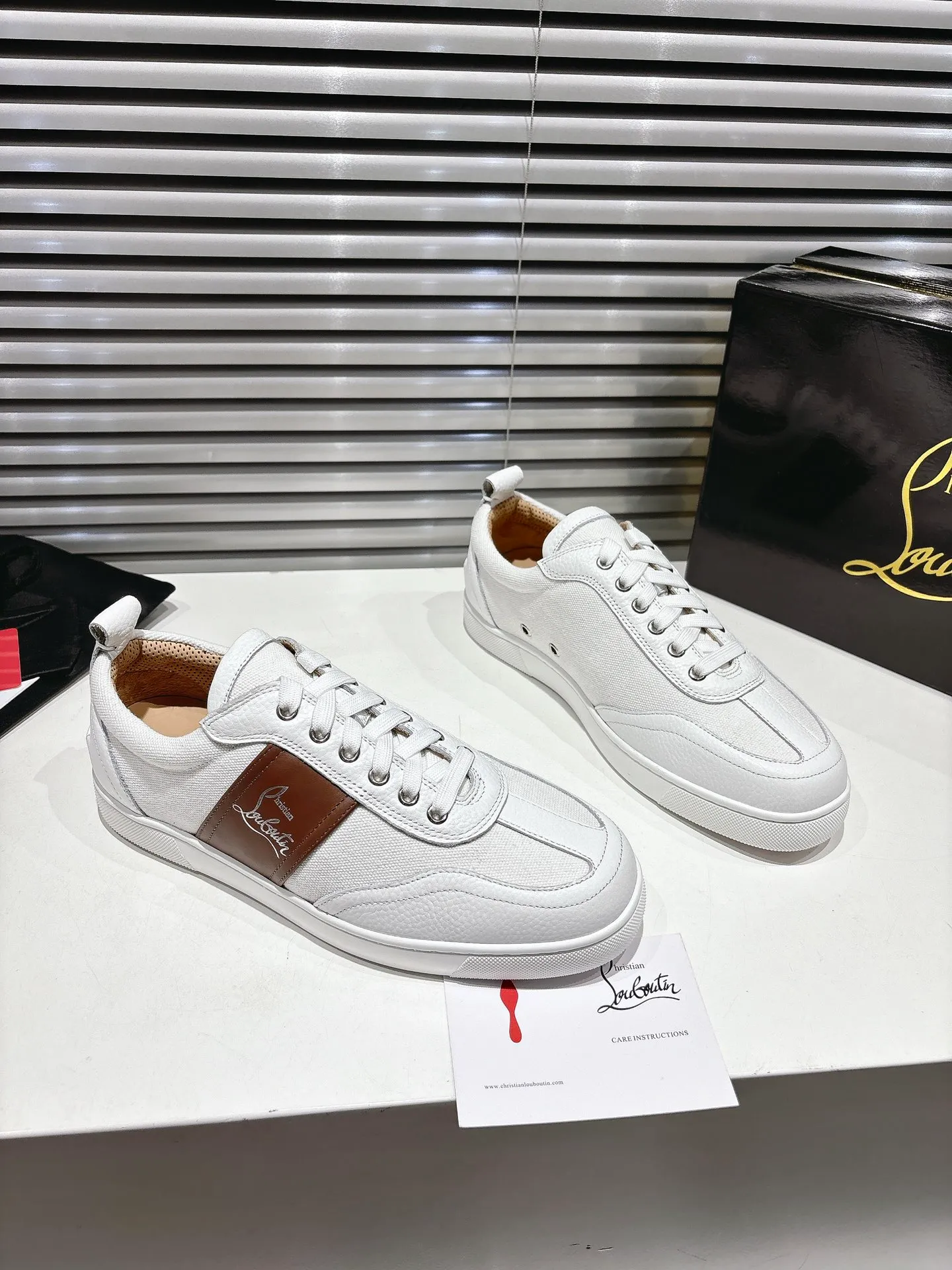 👟👟Ex-factory price 680👟👟 ╔Low top logo sports shoes╗ ·Top version customization·2025𝐬𝐬 𝑪𝒉𝒓𝒊𝒔𝒕𝒊𝒂𝒏 𝑳𝒐𝒖𝒃𝒐𝒖𝒕𝒊𝒏 Retero flat sneakers are smooth and crafted in white grained calfskin and canvas. It is decorated with a stylish side strap with the iconic Maison Christian Louboutin logo, contrasting with Cuoio brown leather for an effortlessly stylish look. This modern sneaker combines a retro '70s look with modern sophistication, featuring a flexible construction. ▪️No matter the last type, fabric, rhinestones, nails, lining, outsole, it is as close as possible to ZP... ▪️The original sole is specially provided by the original factory ▪️The lining is imported water-dyed cowhide ▪️Private customization time is about 3-7 days —————— Size: Women's 35M-41M Men's 38M-47M